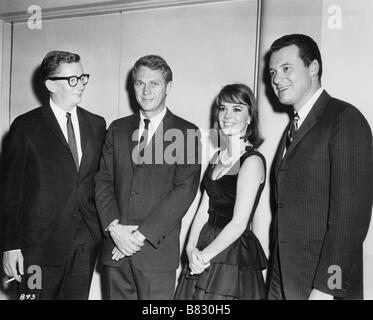 Steve McQueen, Natalie Wood , Robert Mulligan , Herschel Bernardi  Promotion du film of the film : Love with the Proper Stranger Year : 1963 USA Stock Photo