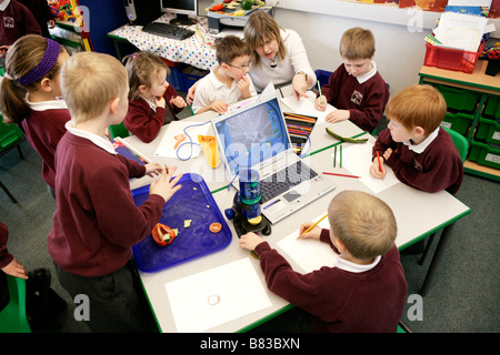 Primary school pupils using computers in classroom Stock Photo - Alamy
