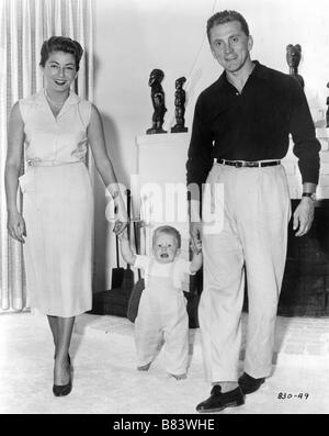 Kirk Douglas , Peter Douglas , Anne Douglas (Buydens) 1957 Stock Photo
