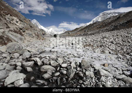 Views of the Khumbu valley looking North between Duglha and Lobuche Stock Photo