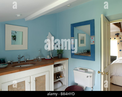en suite blue bathroom Stock Photo