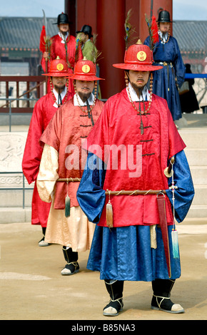 Member of the Korean Imperial Guard at the Gyeongbokgung Palace in Seoul, South Korea Stock Photo