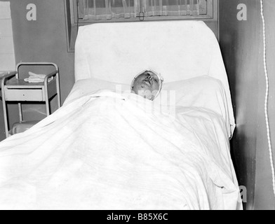 Piaf at the Rambouillet hospital after her car accident, September 7, 1958 Stock Photo