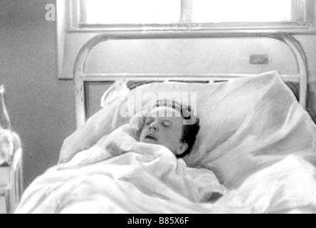 Piaf at the Rambouillet hospital after her car accident, September 7, 1958 Stock Photo