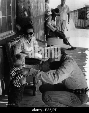 The Big Country   Year: 1958 USA Director: William Wyler Charlton Heston, his wife Lydia Clarke and their son Fraser Clarke Heston On the set Stock Photo