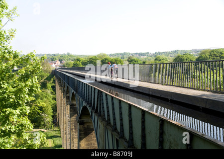 Pontcysyllte viaduct carrying the Langollen canal over the River Dee at Froncysyllte by Llangollen, built by Thomas Telford Stock Photo