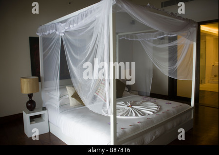 Four post bed in hotel with mosquito net Sri Lanka 3697