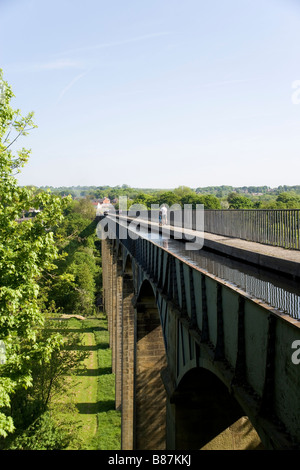 Pontcysyllte viaduct carrying the Langollen canal over the River Dee at Froncysyllte by Llangollen, built by Thomas Telford Stock Photo