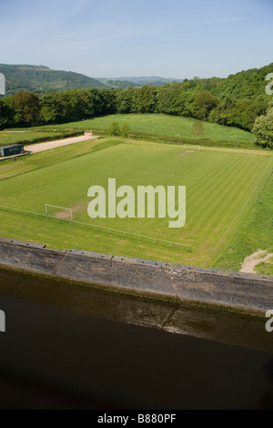 View from the Pontcysyllte viaduct carrying the Langollen canal over the River Dee at Froncysyllte by Llangollen Stock Photo