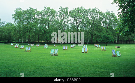 Deck chairs in st james park Stock Photo - Alamy