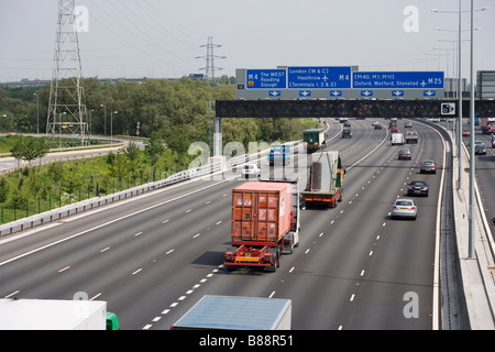 M25 Motorway Junction 15 Heathrow Airport London England looking north ...