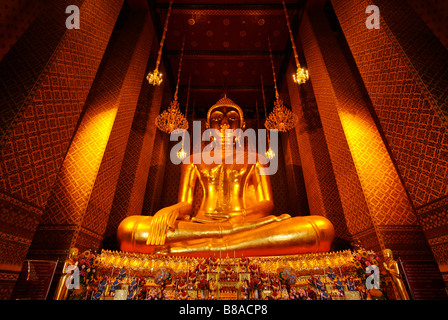 Wat Kalayanamit temple which contains the largest sitting buddha in Thailand - Bangkok Stock Photo