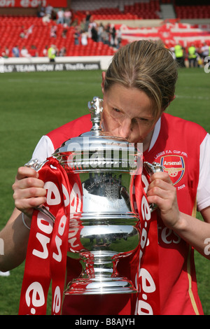 Kelly Smith Arsenal Ladies FC kissing women’s FA Cup after 2008 women's football final v Leeds United Ladies FC Stock Photo