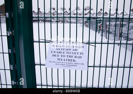 School closed sign due to Snow in Leytonstone London 2nd February 2009 Stock Photo