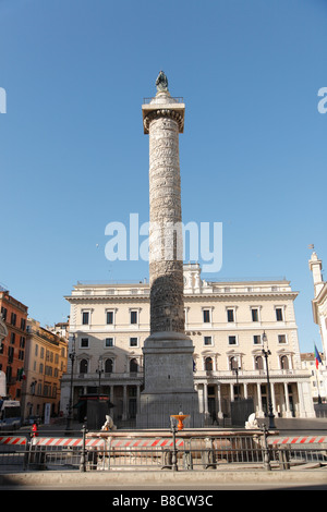 Column of Marcus Aurelius, Palazzo Chigi, Piazza Colonna, Rome, Italy Stock Photo