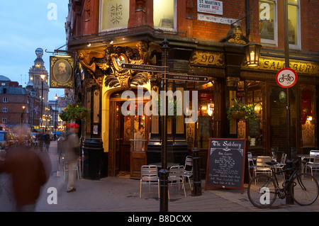 traditional London pub nr Covent Garden with the Globe Theatre beyond, the West End, London, UK Stock Photo