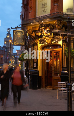 traditional London pub nr Covent Garden with the Globe Theatre beyond, the West End, London, UK Stock Photo