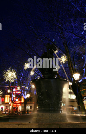 Christmas Lights illuminate the Venus Fountain in Sloane Square Belgravia, London Stock Photo