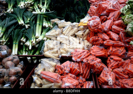Organic vegetables on sale in London Farmers Market Stock Photo