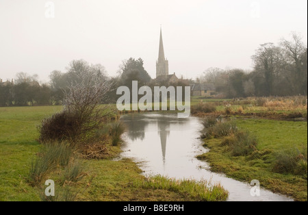 St John the Baptist Church and the river Windrush, Burford Stock Photo