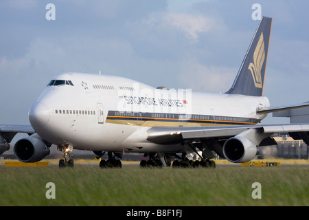 Singapore Airlines Boeing 747-412 taxiing for departure at London Heathrow airport. Stock Photo