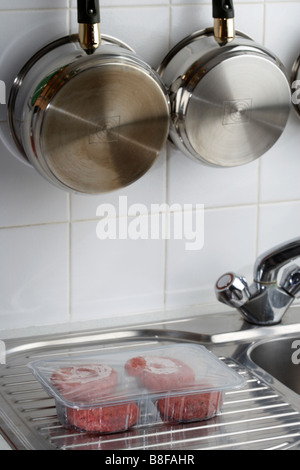 https://l450v.alamy.com/450v/b8fahr/four-beefburgers-in-a-plastic-tray-defrosting-at-room-temperature-b8fahr.jpg