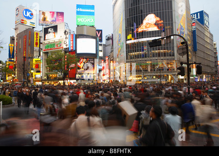 JAPAN TOKYO SHIBUYA HACHIKO SQUARE CROSSING Stock Photo