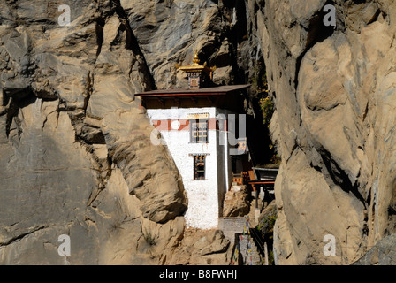 Monastic retreat building round Singye Phu Lhakhang the Snow Lion Cave is build in a gully half way up a cliff face. Stock Photo