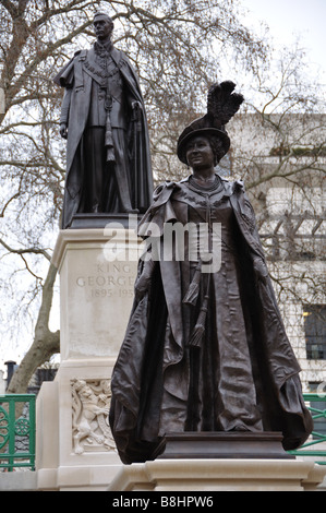 Queen Elizabeth the Queen Mother Statue with the Statue of her Husband King George VI. The Mall, London, England. Stock Photo