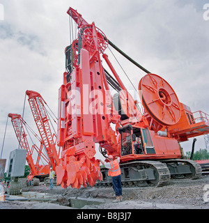 Hydrofraise drilling machine prepares to excavate 30m diaphragm walls for the Stratford Box on the Channel Tunnel Rail Link. Stock Photo