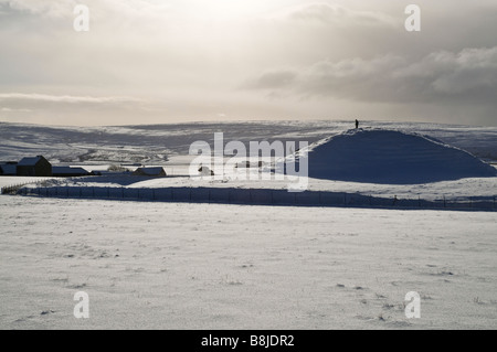 dh  MAESHOWE ORKNEY Neolithic burial tomb chamber mound people snowscape cairn person Stock Photo