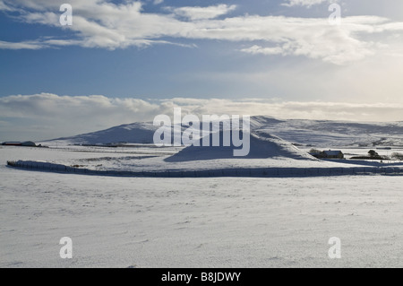 dh  MAESHOWE ORKNEY Neolithic burial tomb chamber mound snowscape cairn Stock Photo