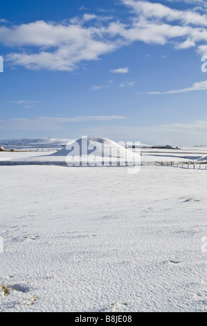 dh  MAESHOWE ORKNEY Neolithic burial tomb chamber mound snowscape wintertime cairn Stock Photo