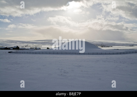 dh  MAESHOWE ORKNEY Neolithic burial tomb chamber mound snowscape wintertime ancient site chambered cairn winter bronze age sites uk Stock Photo