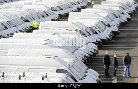 WORKERS WITH LINES OF NEW VANS AT THE LDV VAN FACTORY IN DREWS LANE, WASHWOOD HEATH,BIRMINGHAM,ENGLAND. Stock Photo