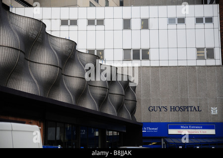 The entrance to Guy's Hospital, Southwark, London, showing the modern Boiler Suit building adjacent to the older 1970's building Stock Photo