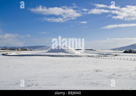 dh  MAESHOWE ORKNEY Ancient Neolithic burial tomb chamber mound snowscape bronze age site landscape snow covered chambered cairn winter Stock Photo