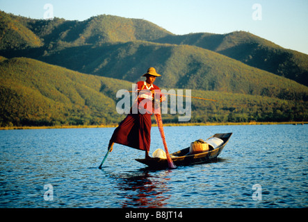 Myanmar's Lake Inle, Intha leg rower with fishing net on boat in early morning light Stock Photo