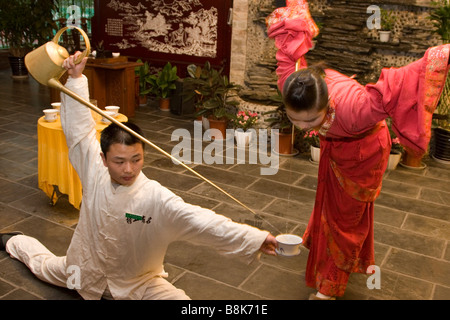 Long spout kettle ceremony (between the art of tea and acrobatics