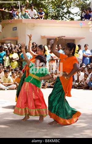 India Tamil Nadu Madurai Tidiyan village pongal celebrations female folk dancers performing Stock Photo