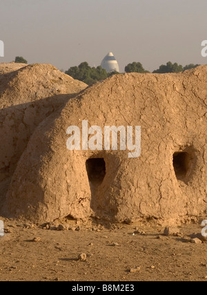 Mud wall at the Nile river in Khartoum, Sudan Stock Photo