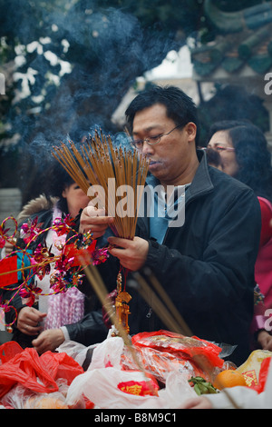 During the Lunar New Year, crowds of worshippers and devotees flock to the Wong Tai Sin temple in Wong Tai Sin, Hong Kong. Stock Photo