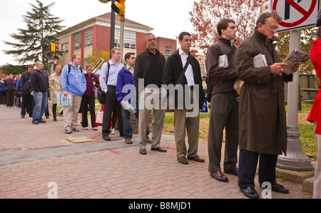 ARLINGTON VIRGINIA USA People lining up in the morning to vote on presidential election day November 4, 2008. Stock Photo