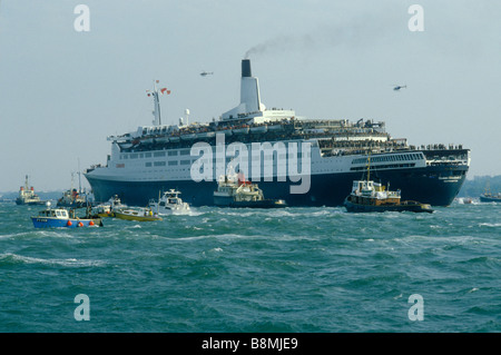 Falklands war Queen Elizabeth QE2 leaves Southampton dock for the Falklands Conflict, a flotilla of boats seeing her off  May 12th 1982 1980s UK Stock Photo