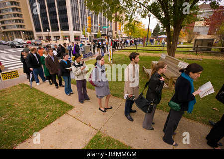 ARLINGTON VIRGINIA USA People lining up in the morning to vote on presidential election day November 4, 2008. Stock Photo