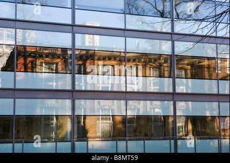 The new Chemistry building at Oxford with old chemistry reflected Stock Photo