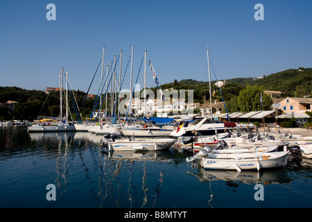 Small yachts and boats in the harbour in Agios Stephanos Stock Photo