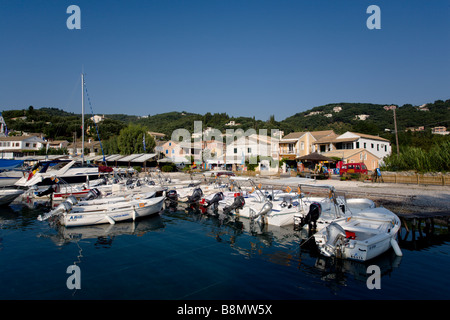 Small yachts and boats in the harbour in Agios Stephanos Stock Photo