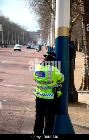 A female police officer using a speeding gun on the Mall in London.  Mar 2009 Stock Photo