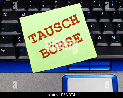 memo note on notebook, file sharing network Stock Photo